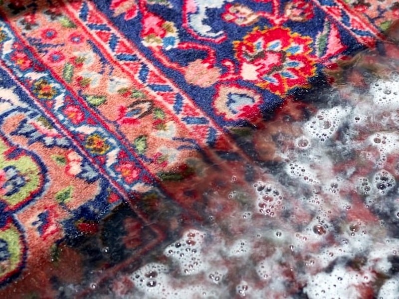 ۵ روش شستن فرش دستباف در خانه بدون آسیب به فرش