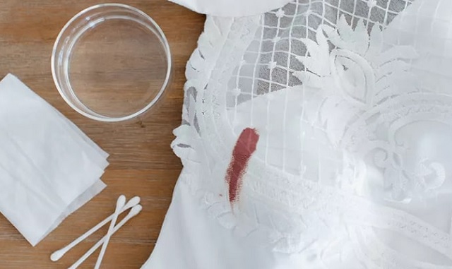 استفاده از اسپری لکه بر لباس برای تمیز کردن لباس عروس