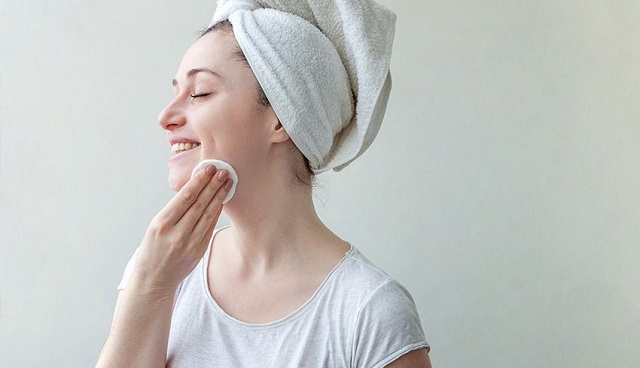 نکاتی که باید در مورد پاک کردن آرایش با روغن زیتون بدانید