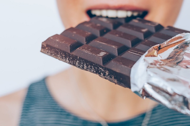 برای کاهش علائم رفلاکس معده کمتر شکلات بخورید