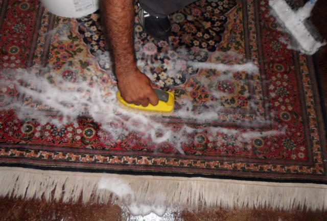 مراحل شستن فرش دستباف در خانه با روش آبکشی