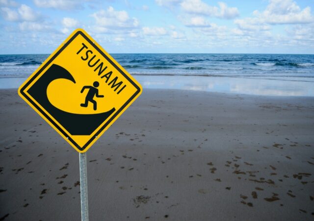 هنگام بروز پدیده سونامی (Tsunami) چه کارهایی نباید انجام داد؟