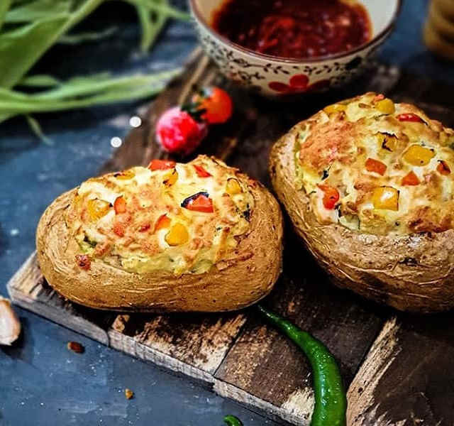 سیب زمینی تنوری شکم پر از انواع غذا با سیب زمینی ساده