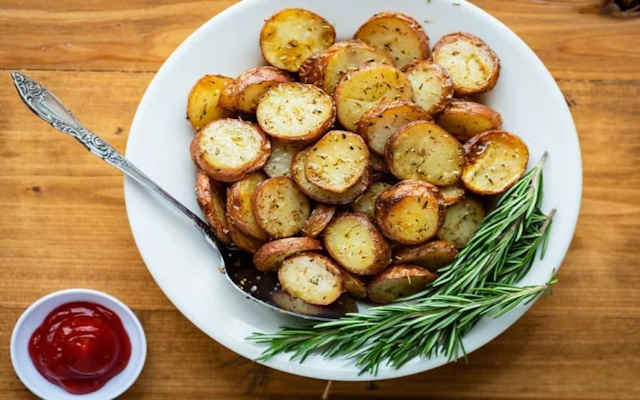 سیب زمینی کبابی یا تنوری از ساده‌ترین انواع غذا با سیب زمینی