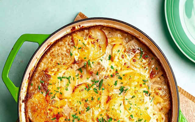 گراتن مرغ و سیب زمینی از انواع غذا با سیب زمینی برای مهمانی و دورهمی