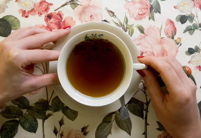 مراحل طرز تهیه چای زنجبیل با چای سیاه