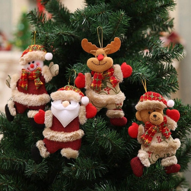 ایده تزئین درخت کریسمس با عروسک‌های پارچه‌ای