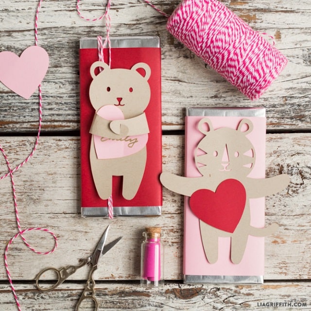 چسباندن خرس کاغذی روی کادو از ایده‌های جذاب ولنتاینی