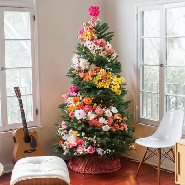 ایده تزئین درخت کریسمس با گل