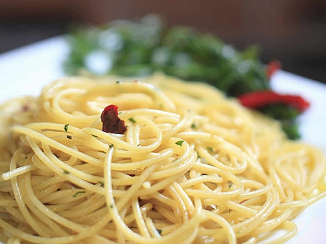 طرز تهیه اسپاگتی با سس روغن زیتون، فلفل قرمز و سیر