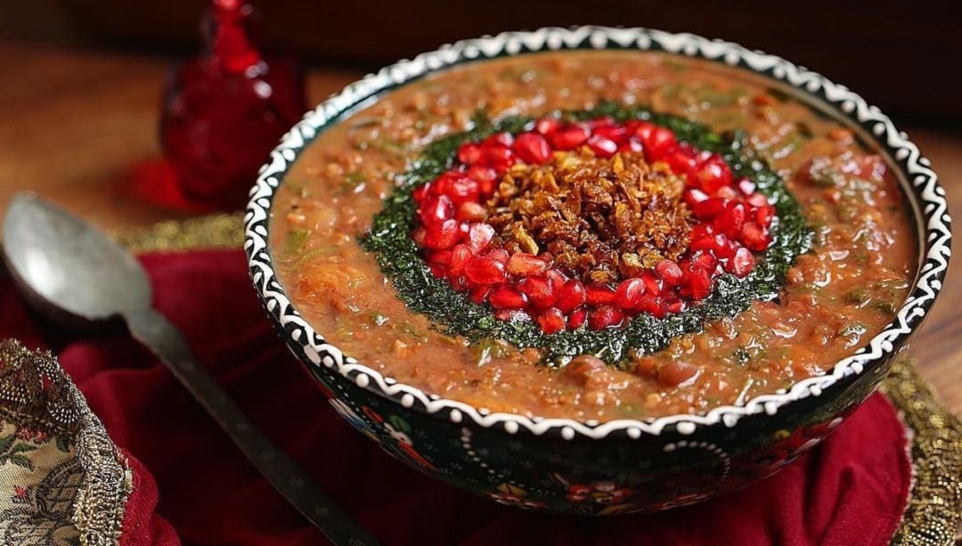 طرز تهیه آش انار شیرازی شب یلدا با گوشت چرخ ‌کرده
