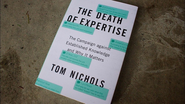 تعریف تام نیکولز از فضیلت ساختگی در کتاب مرگ تخصص