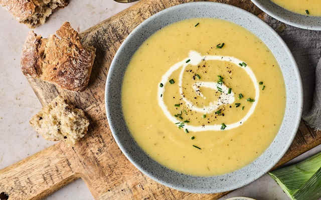 سوپ سیب زمینی از انواع غذا با سیب زمینی 