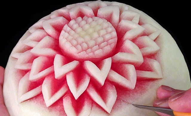 حکاکی روی هندوانه برای یلدا