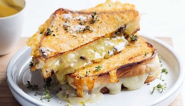 طرز تهیه نان تست با پنیر و فلفل بهترین غذا با پنیر سفید فتا برای صبحانه