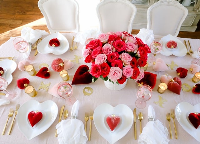 ایده زیبا برای تزیین میز شام ولنتاین با ترکیب طلایی، سفید و قرمز