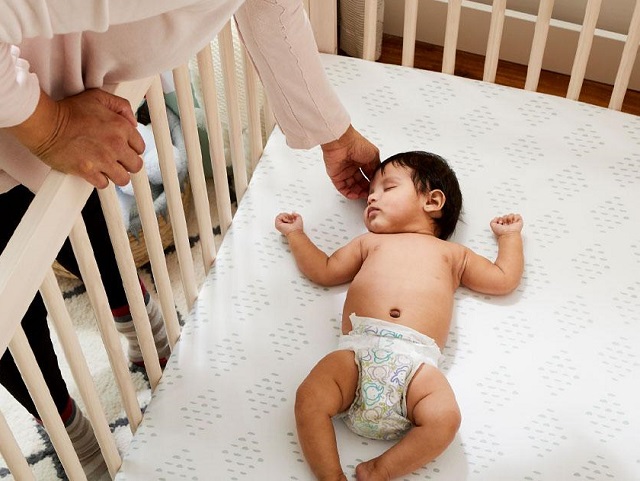  آیا تعویض پوشک نوزاد در شب ضروری است؟