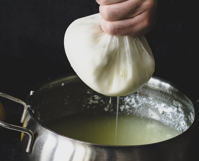 درست کردن ماسک آب پنیر برای رفع چین و چروک‌های پوستی