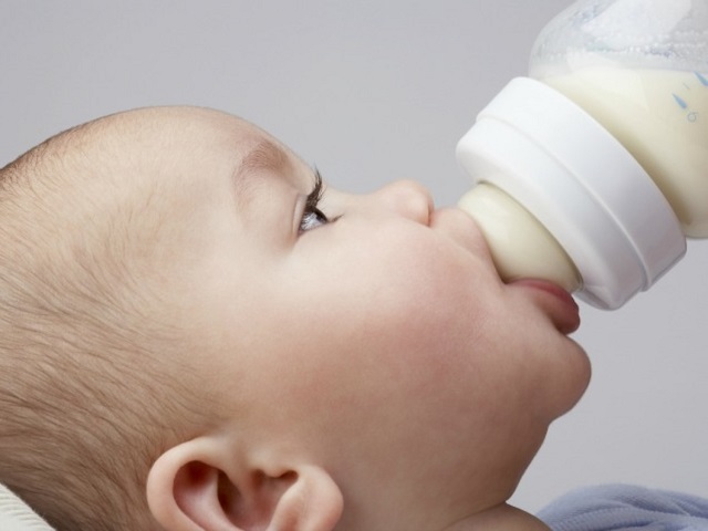 فراهم کردن شیر خشک برای تغذیه نوزاد بسیار پرهزینه است