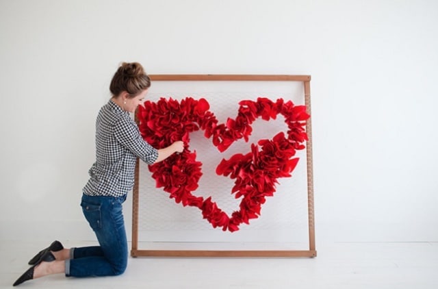 یک تابلوی دکوراتیو قلبی برای عکاسی ولنتاین آماده کنید