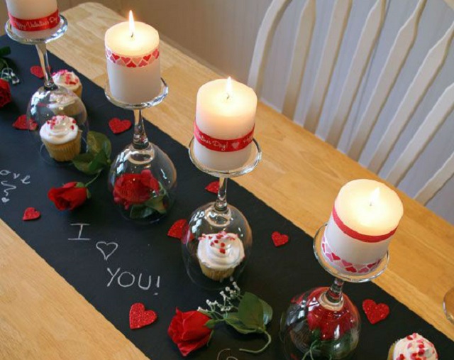 استفاده از جام برعکس به عنوان شمعدان یک ایده زیبا برای تزیین میز شام ولنتاین