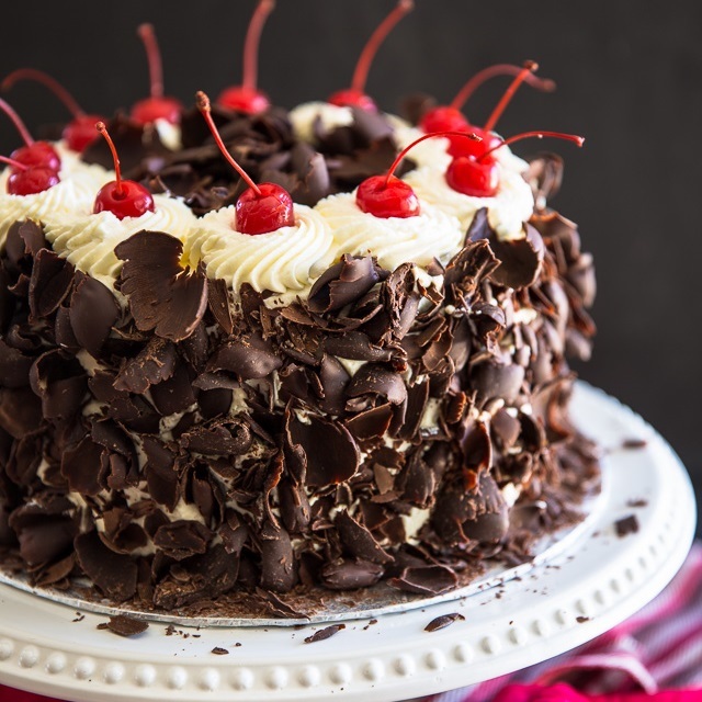 کیک شکلاتی جنگل سیاه خوشمزه