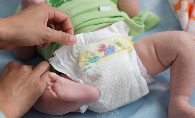 آماده کردن کودک برای تعویض پوشک از مراحل و نحوه تعویض پوشک نوزاد
