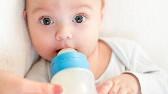 فواید شیر خشک برای نوزاد