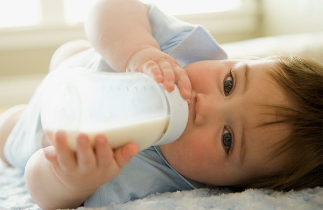کاهش مشکلات مربوط به پستان در مادر از مزیت‌های استفاده از شیر خشک