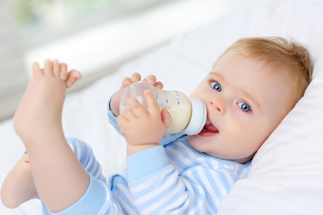 راحت‌تر بودن تغذیه مادر از فواید شیر خشک برای نوزاد