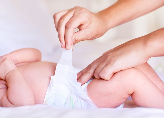آیا تعویض پوشک نوزاد در خواب بدون مشکل است؟