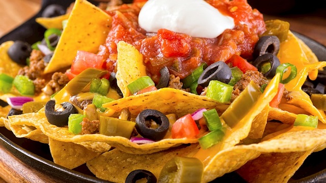چیپس ذرت (nacho)/ از معروف ترین غذاهای خیابانی دنیا در مکزیک
