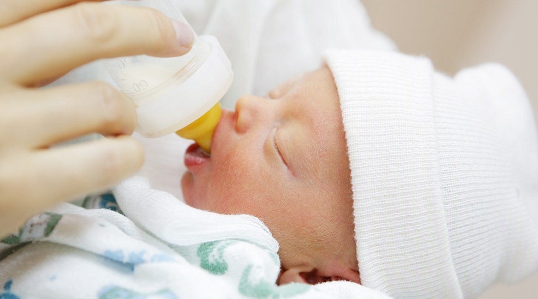 فواید و عوارض شیر خشک برای نوزاد