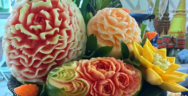 تزیین پوست هندوانه با طرح گل برای عروس