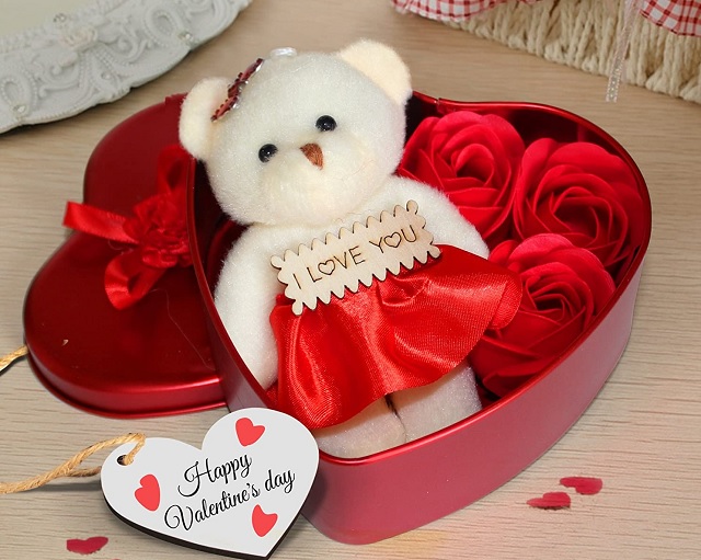 گل و عروسک در باکس، بهترین ایده ساده برای هدیه روز ولنتاین