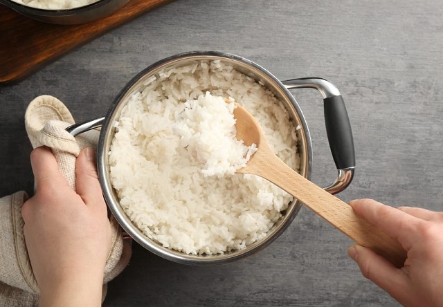 برای جلوگیری از شفته شدن برنج بیش از حد به آن آب اضافه نکنید