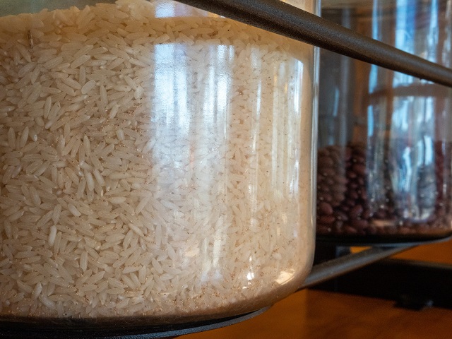 برای نگهداری برنج خام در خانه آن را در ظرف مناسبی قرار دهید