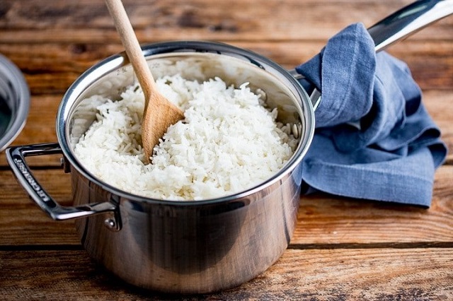 برای جلوگیری از شفته شدن برنج آن را با آب سرد نشویید