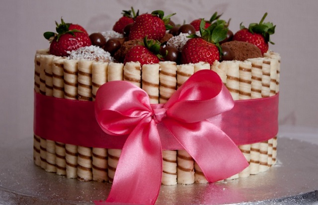  کیک با شوکورول و میوه تزیین شده برای تولد