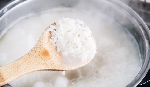برای جلوگیری از شفته شدن برنج، آن را در زمان مناسبی آبکش کنید