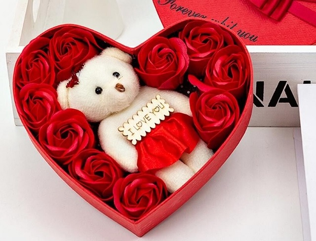 قرار دادن گل و یک عروسک در باکس، بهترین ایده ساده برای هدیه روز ولنتاین
