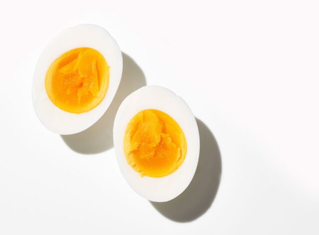 طرز تهیه تخم مرغ آبپز به چند روش به عنوان یک صبحانه کامل و مقوی