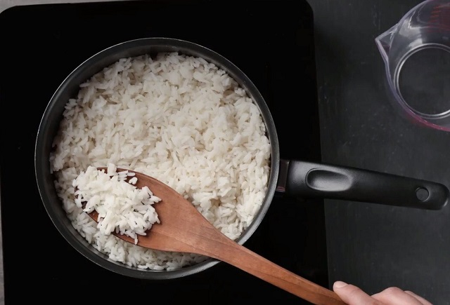 برای جلوگیری از چسبیدن برنج آن را زیاد هم نزنید