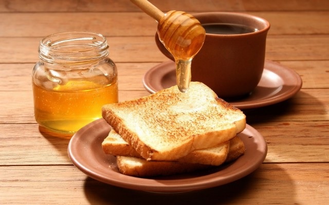 عسل و گردو یک صبحانه ایرانی ساده و خوشمزه
