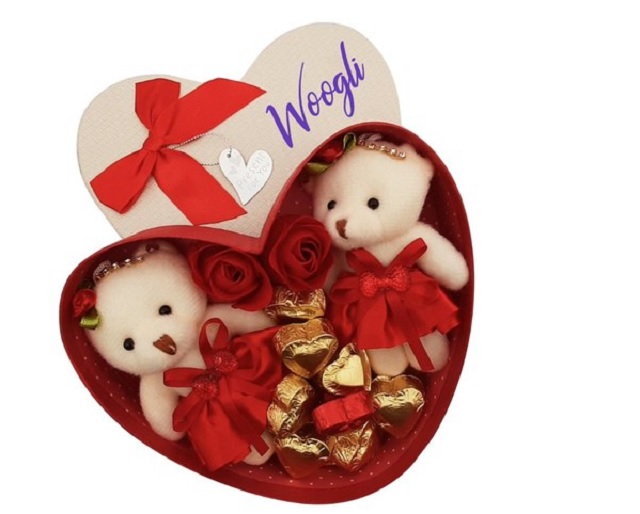 قرار دادن عروسک ولنتاین در میان شکلات بهترین پیشنهاد چیدمان هدیه ولنتاین