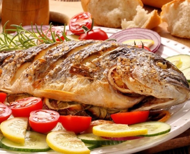 خواباندن ماهی در ماست و آبلیمو بهترین روش برای رفع بوی بد ماهی