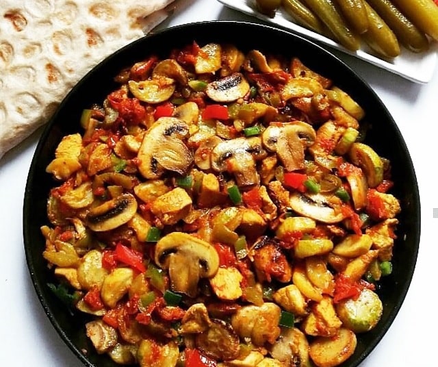 خوراک مرغ و قارچ یکی از محبوب‌ترین غذاهای ساده برای سحرهای ماه مبارک رمضان