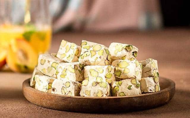 طرز تهیه شیرینی های سنتی اصفهان برای عید نوروز | طرز تهیه گز ساده طرز تهیه شیرینی های سنتی اصفهان برای عید نوروز | طرز تهیه گز ساده