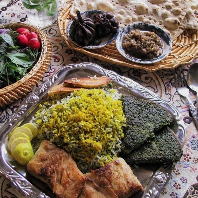 سبزی پلو با ماهی غذای شب عید شهرکرد