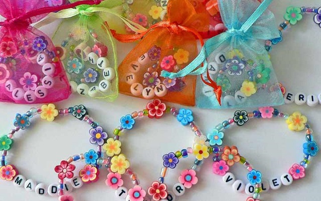 ست دستبند و گردنبند دست‌ساز بهترین ایده درست کردن عیدی برای دختر بچه‌ها